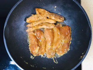 酱香鸡胸肉,将已经煎成八成熟的鸡胸肉，移至锅边，继续码放鸡胸肉，慢火煎成金黄色