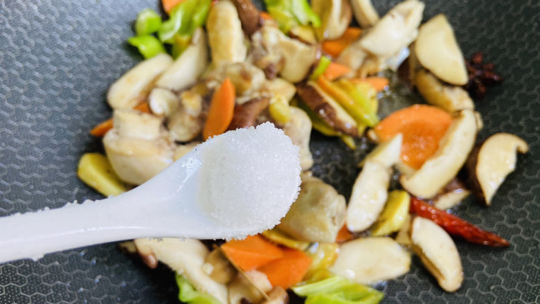 香菇焖鸡,根据个人口味加入适量盐