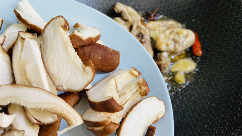 香菇焖鸡,倒入香菇