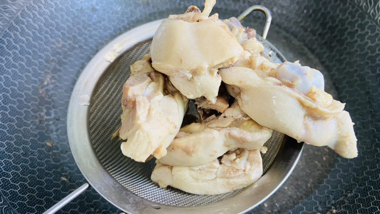 香菇焖鸡,捞起沥干水分再次冲洗干净