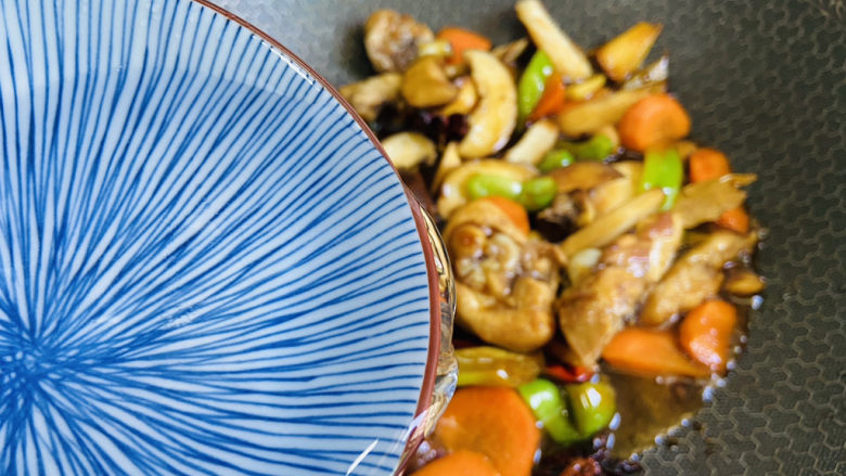 香菇焖鸡,加入两小碗热水焖煮至熟