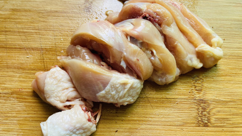 香菇焖鸡,鸡腿洗净切块