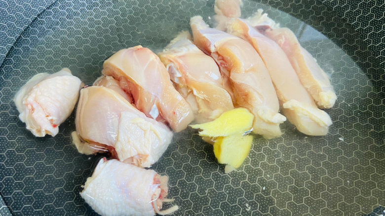 香菇焖鸡,锅中加入清水放入鸡块大火烧开焯烫三分钟