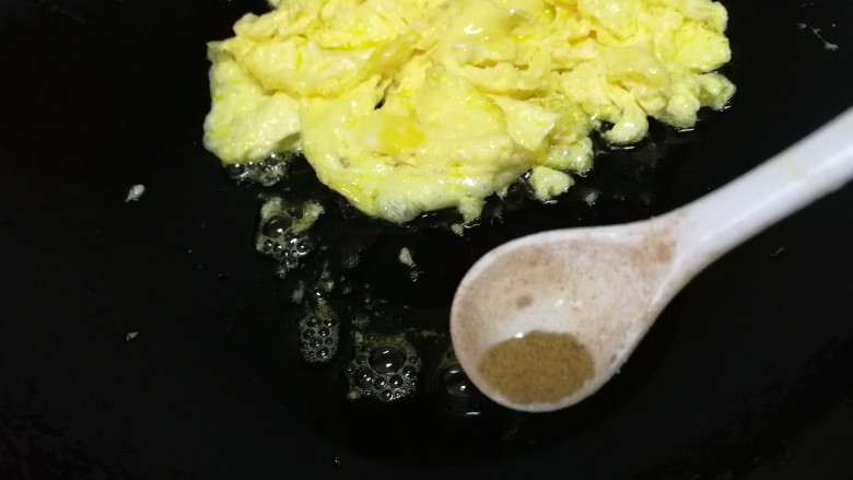 秋葵炒鸡蛋,鸡蛋推到锅边，少许十香撒入底油中，小火炸香。