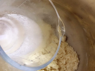 咖喱鸡肉面包,将前五种材料放入和面机中，分次加入冰水(广州目前35度）