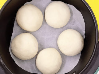 咖喱鸡肉面包,放入铺上油纸的拉篮中，进行二次发酵。（30-40分钟）