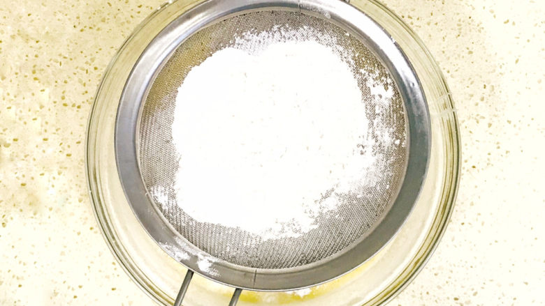 香蕉核桃蛋糕,此时可以将粉类过筛加入液体材料