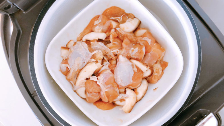 香菇焖鸡,不用加水，放入电饭煲里按煮饭键蒸熟，水蒸气会使它产生汤汁。