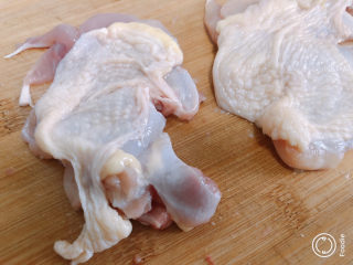 香菇焖鸡,鸡腿肉去骨。