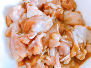 香菇焖鸡,把去骨后的鸡腿肉切成块。