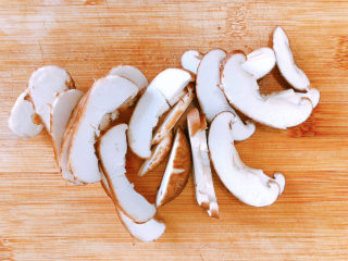 香菇焖鸡,香菇泡软后切片。