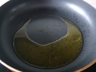 木耳炒山药,锅中倒入适量油烧热。