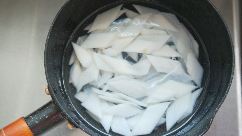 木耳炒山药,放入锅中焯一下水捞出来。