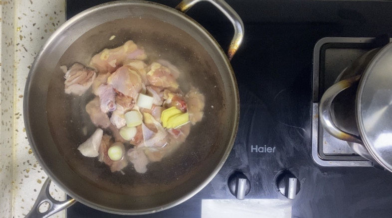 香菇焖鸡,加葱段