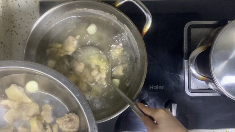 香菇焖鸡,鸡肉捞出到冷水中