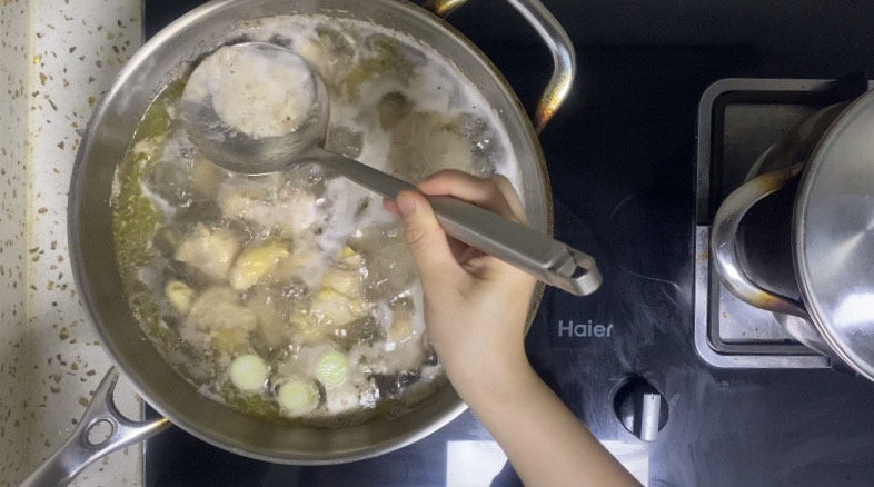 香菇焖鸡,开锅后撇去浮沫