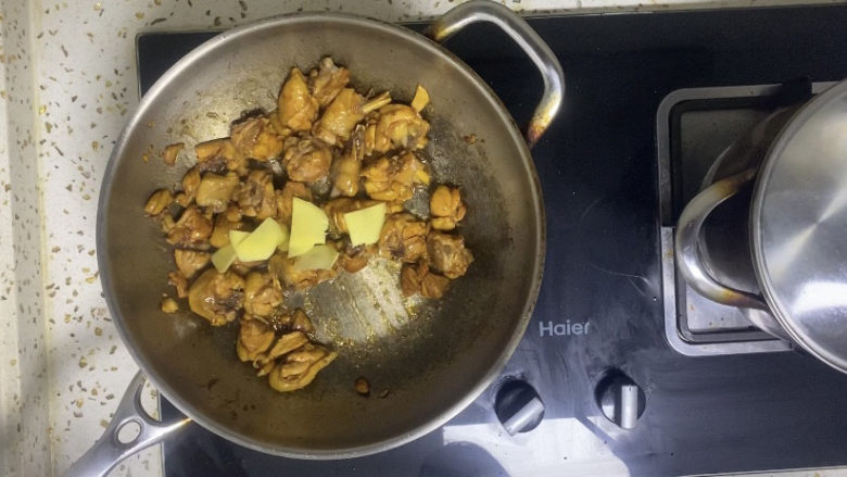 香菇焖鸡,炒至鸡块的颜色已经比较红的时候下姜片