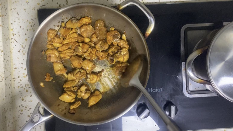 香菇焖鸡,翻炒均匀，让每一块鸡块裹上糖色