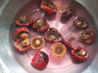 香菇焖鸡,红香菇提前泡开。