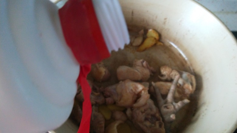 香菇焖鸡,倒入鸡块翻炒均匀在倒入茅台酒，加入适量水烧开。