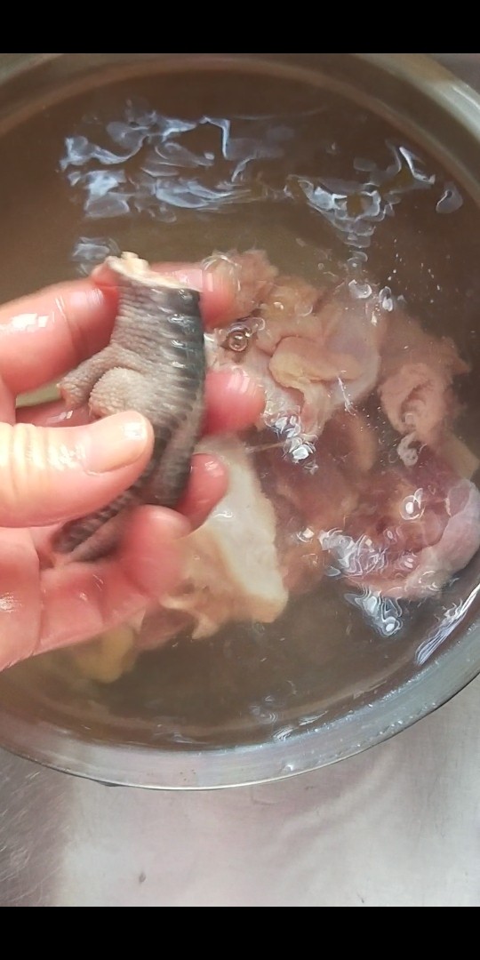 香菇焖鸡,洗出血水清水即可。