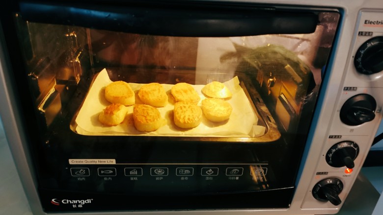 烤馒头片,将烤盘再次放入烤箱  上火150度 下火180度 烤8分钟