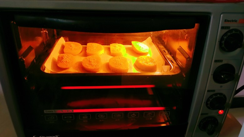 烤馒头片,放入烤箱 上下火力200度 烤10分钟