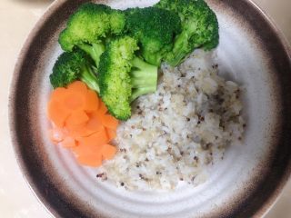 日式肥牛饭,摆放西兰花和胡萝卜