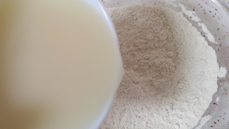 荞麦馒头,将酵母水倒入面粉中。