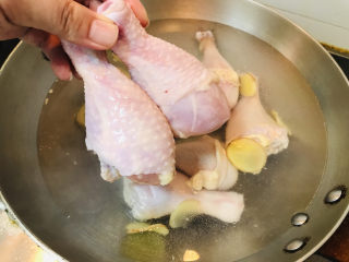 香菇焖鸡,鸡腿下锅焯水，去除血水和腥味。