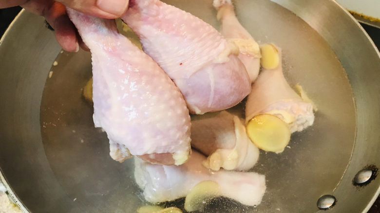 香菇焖鸡,鸡腿下锅焯水，去除血水和腥味。
