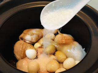 香菇焖鸡,加1勺白砂糖（使用冰糖更佳）。
