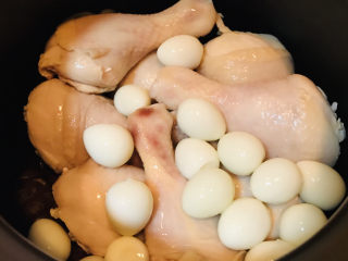 香菇焖鸡,表面洒上剥好蛋壳的鹌鹑蛋。