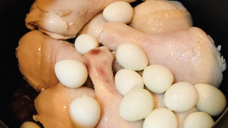 香菇焖鸡,表面洒上剥好蛋壳的鹌鹑蛋。