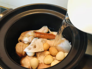 香菇焖鸡,加入适量的清水。