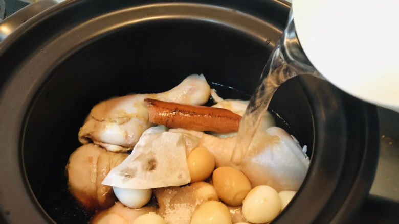 香菇焖鸡,加入适量的清水。