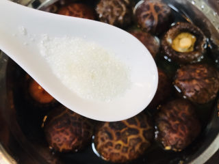 香菇焖鸡,泡香菇的小窍门：在泡香菇的水里添加适量的白糖，就可以迅速泡发香菇，缩短等待的时间。