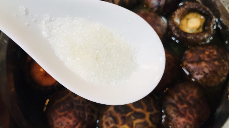 香菇焖鸡,泡香菇的小窍门：在泡香菇的水里添加适量的白糖，就可以迅速泡发香菇，缩短等待的时间。