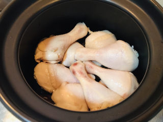 香菇焖鸡,在香菇上再均匀地铺上鸡腿。