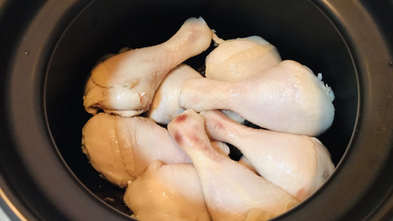 香菇焖鸡,在香菇上再均匀地铺上鸡腿。