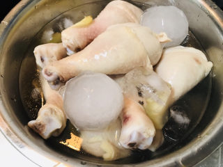 香菇焖鸡,将捞出的鸡腿迅速放入冰水中冷却。