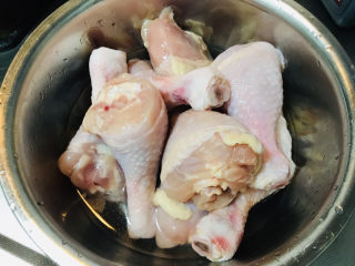 香菇焖鸡,挑选10个漂亮的鸡腿，洗净备用。