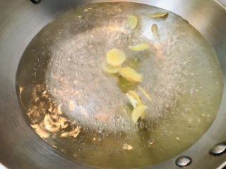 香菇焖鸡,锅中烧开清水，放入10片生姜。