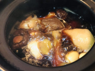 香菇焖鸡,加盖小火焖煮40分钟就可以出锅了。
