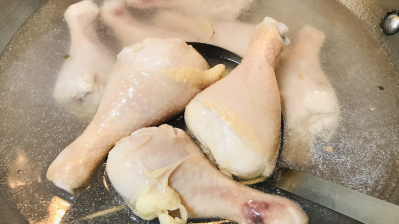 香菇焖鸡,一两分钟后将鸡腿捞出。
