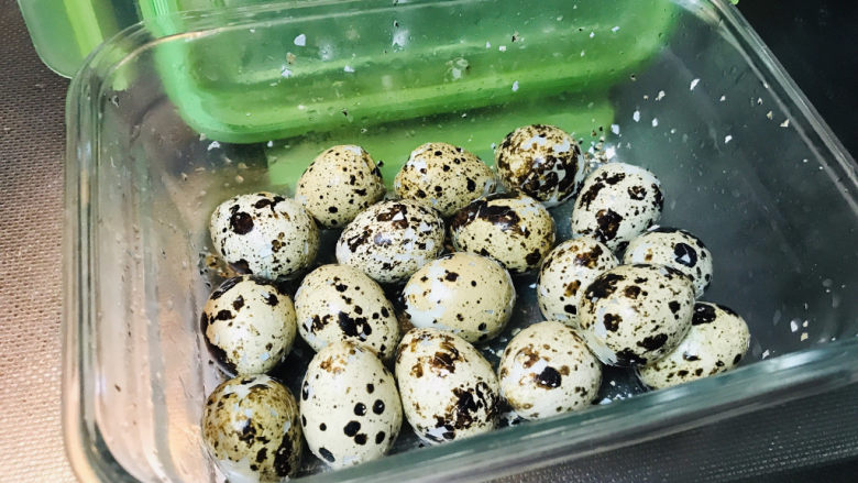 香菇焖鸡,鹌鹑蛋剥壳小窍门：将泡过冷水的鹌鹑蛋捞出放在一个可密闭的盒子里，盖上盖子，轻轻摇晃半分钟，打开就发现蛋壳都已经均匀开裂了，轻轻一剥蛋壳就完全脱落了。