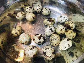 香菇焖鸡,从锅里捞出鹌鹑蛋迅速放入冷水中浸泡，利用热胀冷缩的原理，方便剥壳。