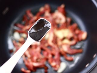 梅花肉炒黄花菜,再加入蚝油增加口感。