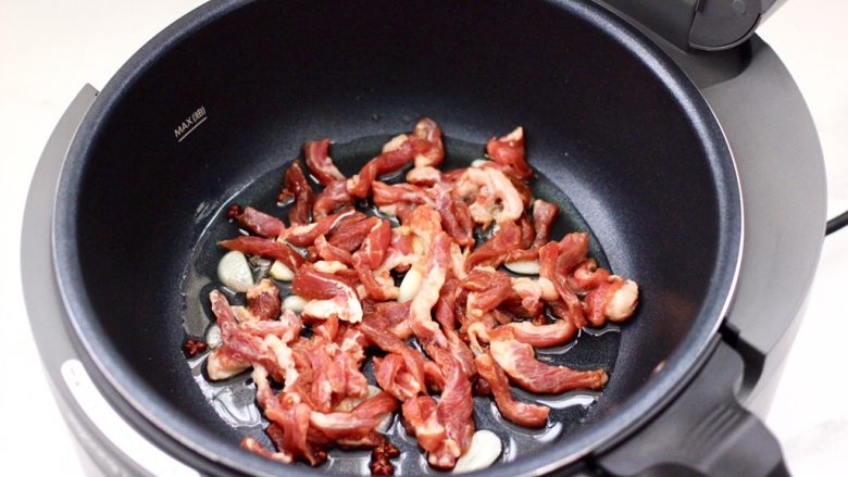 梅花肉炒黄花菜,加入腌制好的梅花肉条。