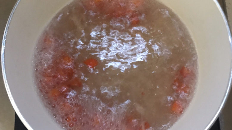 豌豆炒虾仁,再放入胡萝卜粒煮半分钟捞起。